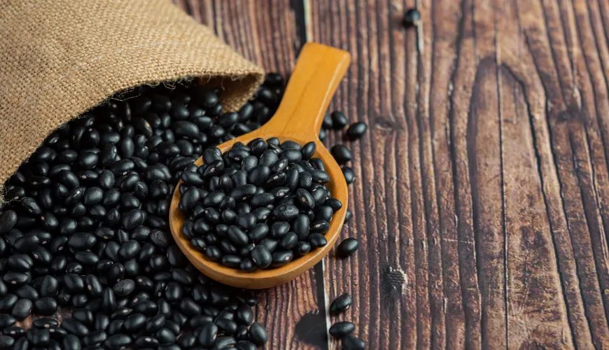 Black lentil salad is the perfect dish for everyone.