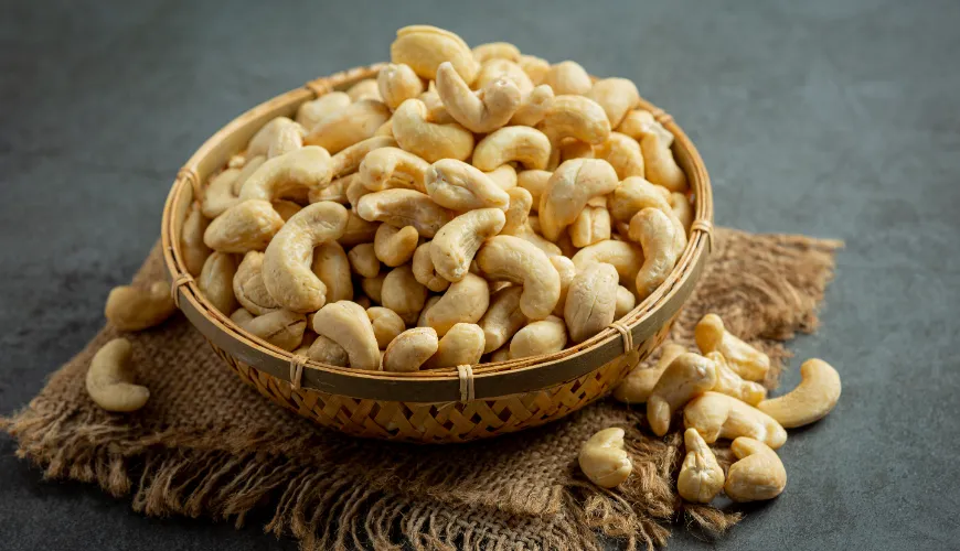 Why is it important to adhere to the correct dosage of cashew nuts?