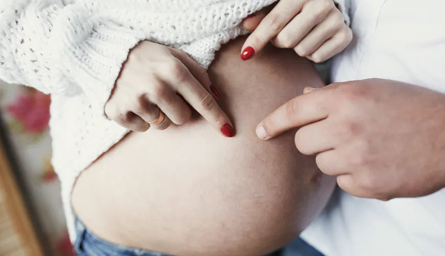 When do the first signs of pregnancy appear in women?