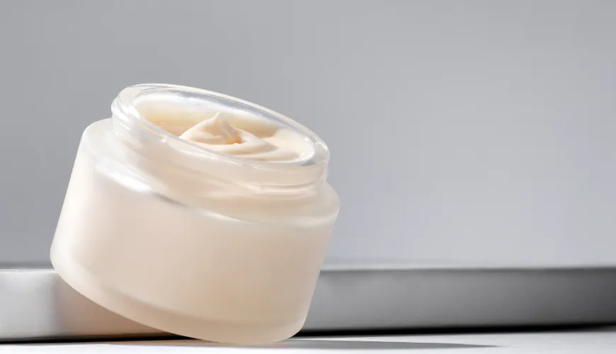 The cream with ceramides protects your skin from external factors.