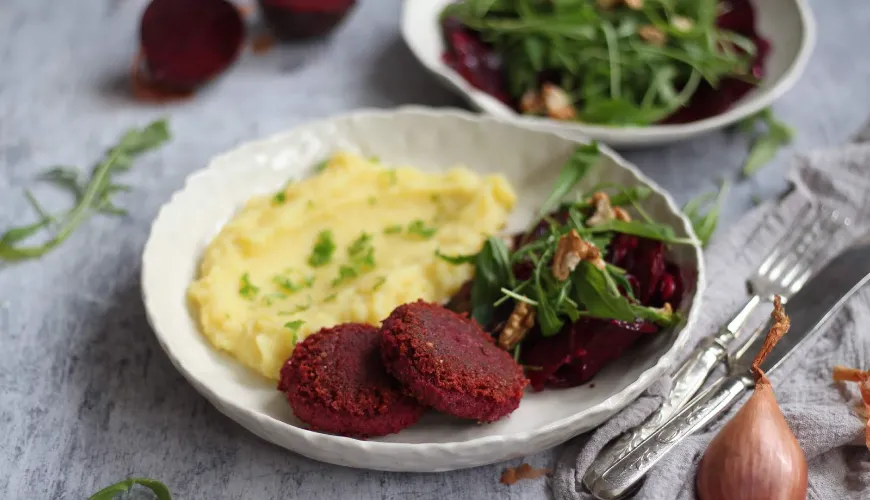 Prepare delicious and healthy beet patties at home