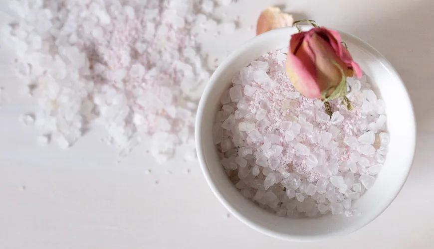 Enjoy relaxation and detoxification thanks to salt