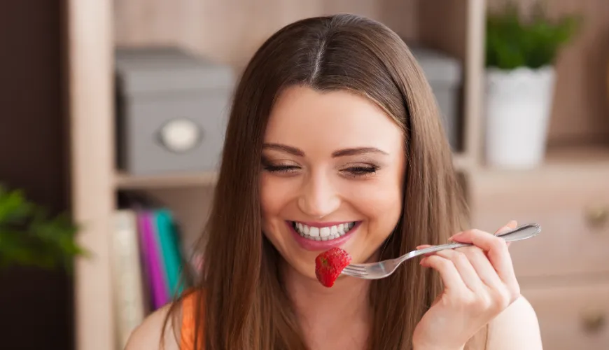 Do strawberries in pregnancy bring more benefits or risks?