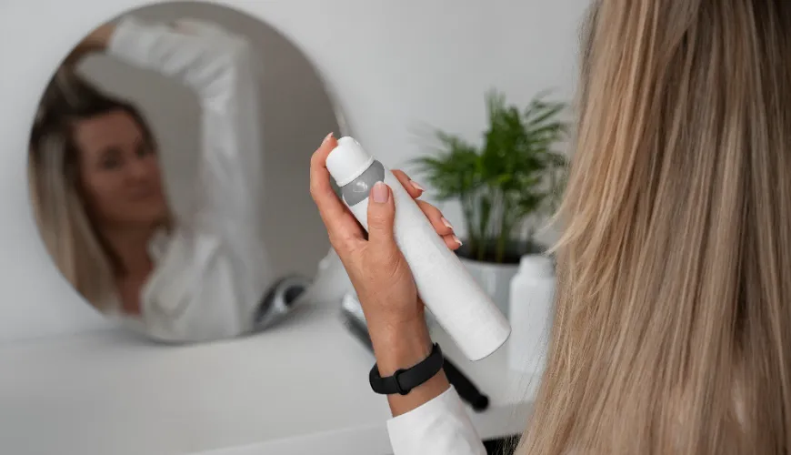 How does dry shampoo refresh hair without the need for washing?